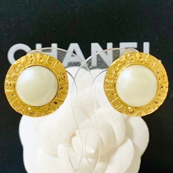 CHANEL CC Logos Pearl Round Clip-On Earrings Gold Tone Auth #4575 - Picture 1 of 4
